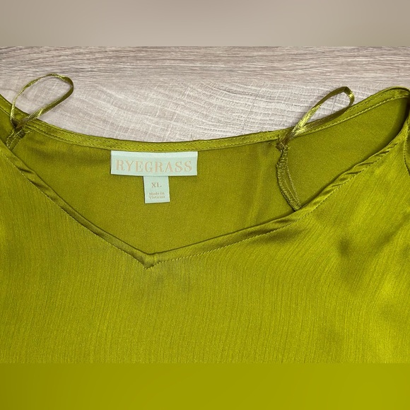 Ryegrass silky soft sheer olive green blouse, slight scallop lace sleeve Size XL - Picture 6 of 9